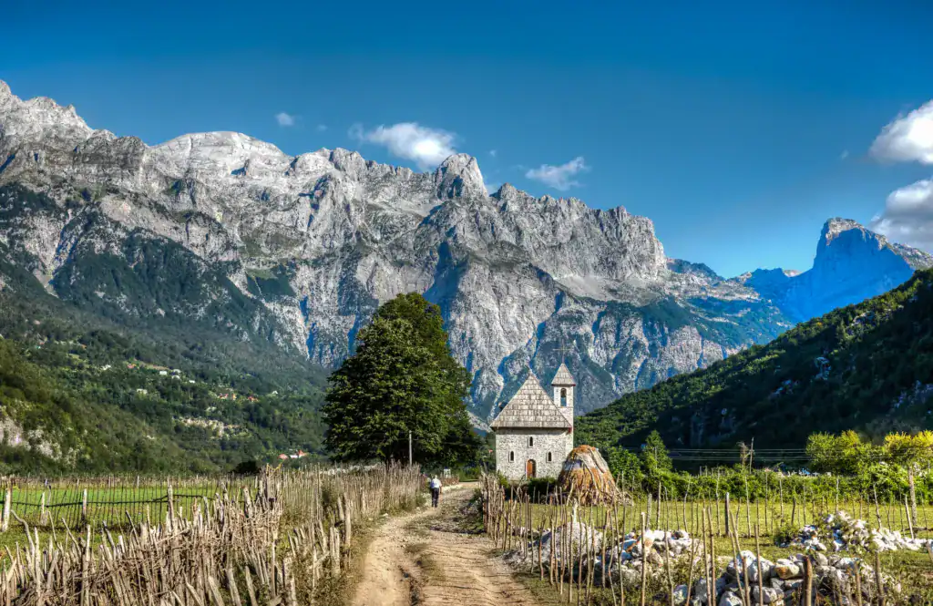 Wandelen in de piek van de Balkan, indrukwekkende bergen, natuur en cultuur in de Albanese Alpen.