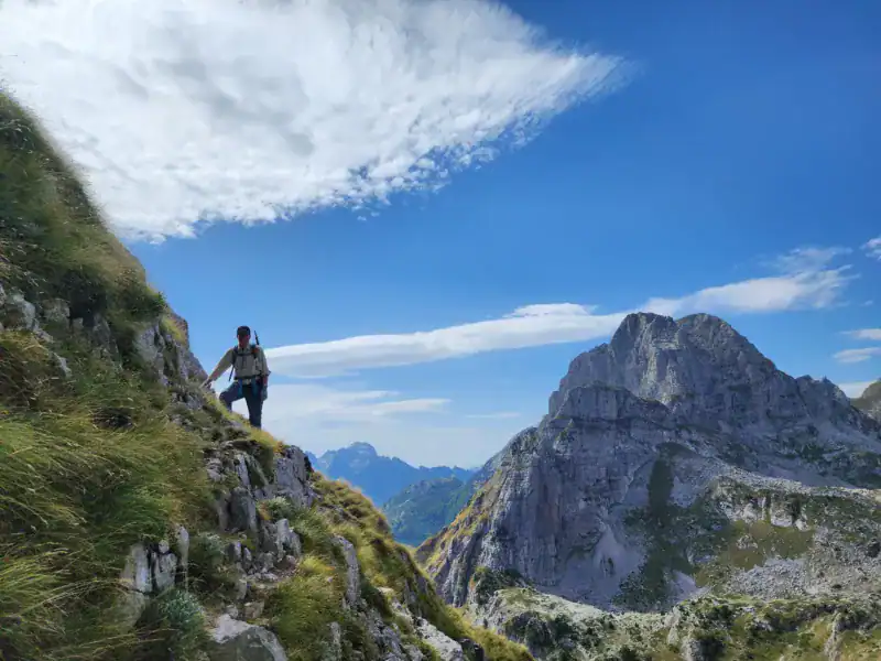 Wandelaars op een smal pad in de Albanese bergen