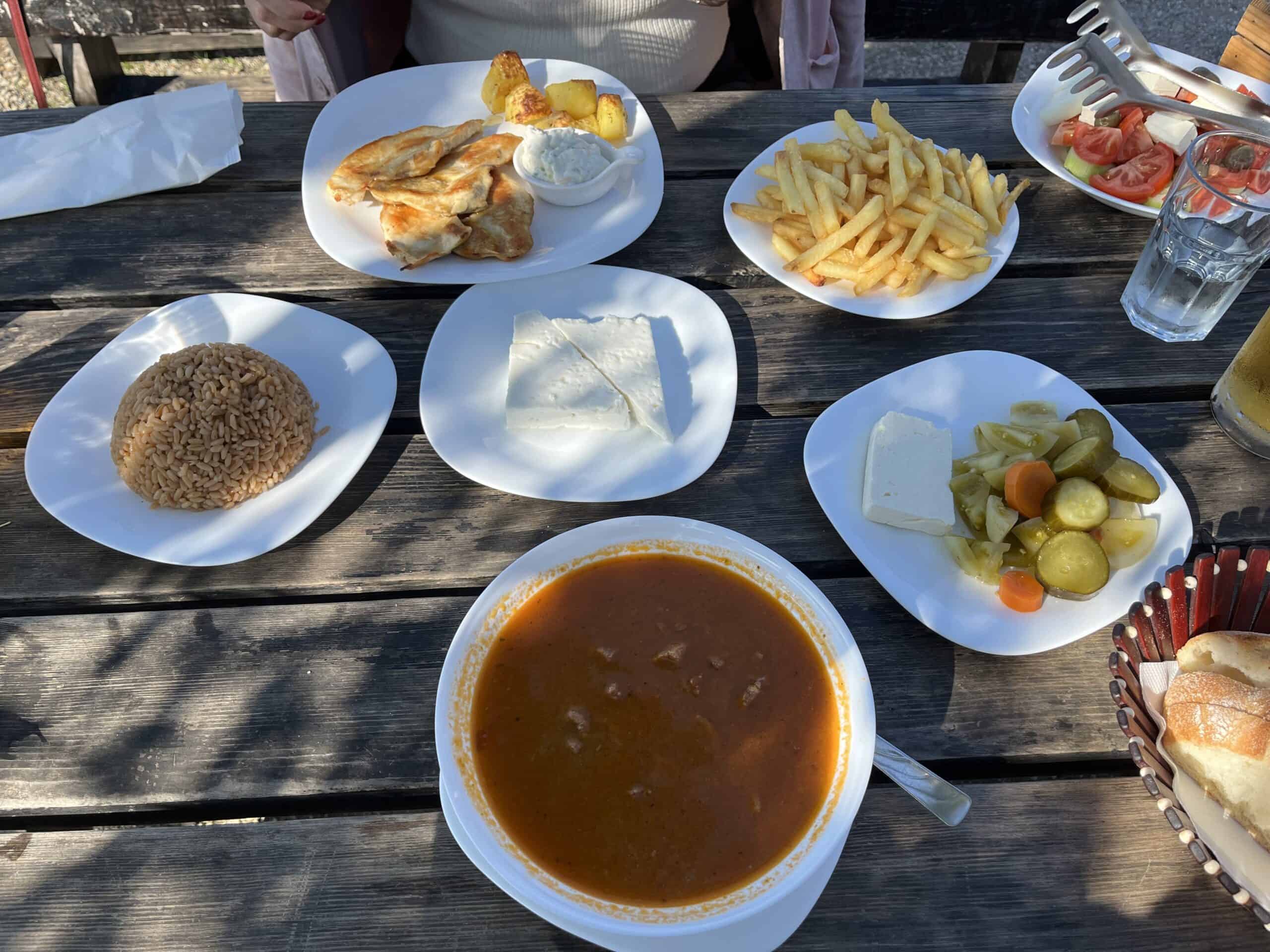 Lekker regionaal eten bij de Pieken van de Balkan, met traditionele gerechten en verse ingrediënten.