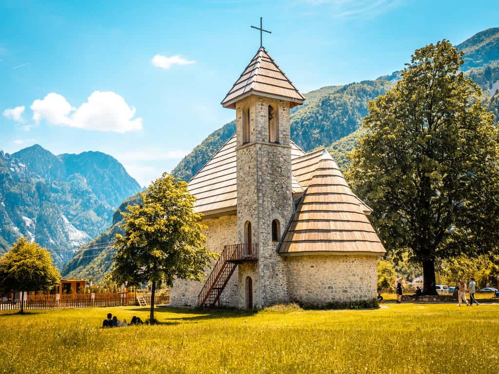 Kirche in Theth vor hohen Gipfeln in den Albanischen Alpen