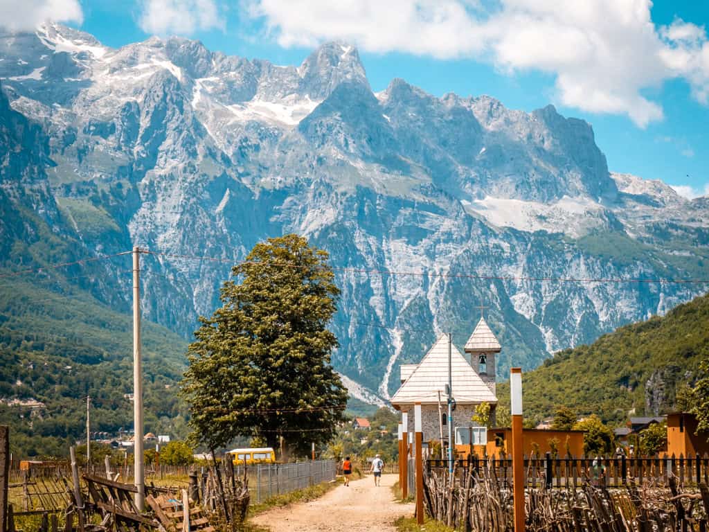 Villaggio di Theth Sentiero delle cime dei Balcani tappa 1 - Cime dei Balcani, impressionante paesaggio montano