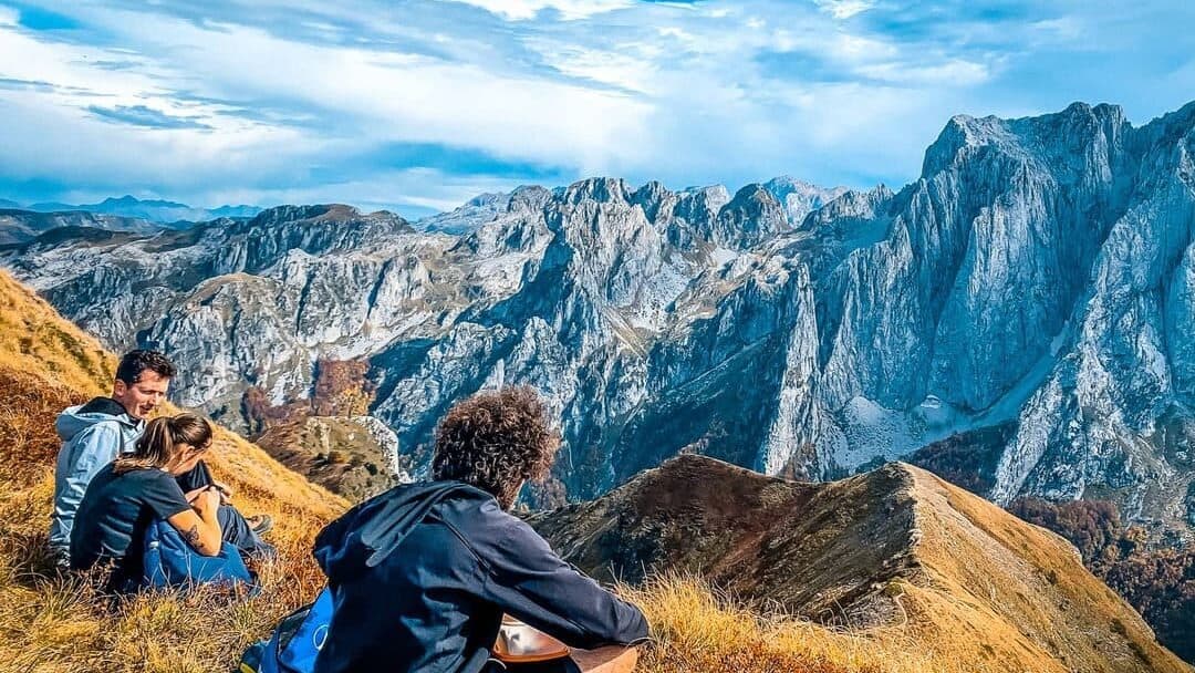 6 Tage Peaks of the Balkans Wanderer in den Bergen vor hohen Gipfeln